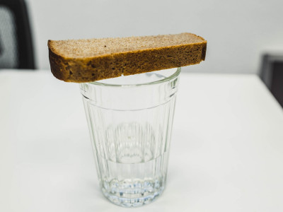 Зачем русские оставляют на могиле рюмку водки и хлеб