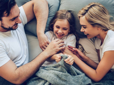 Почему педиатры запрещают щекотать детей