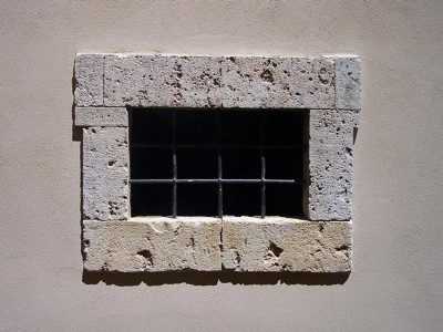 «Черный дельфин»: почему из этой колонии выходят только «вперед ногами»