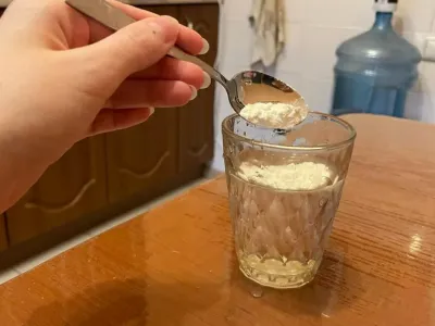 Поставьте стакан с водой, солью и уксусом: увидите скрытое от глаз