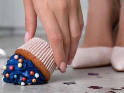 Еда упала на пол? Вот что решает, можно ли её есть