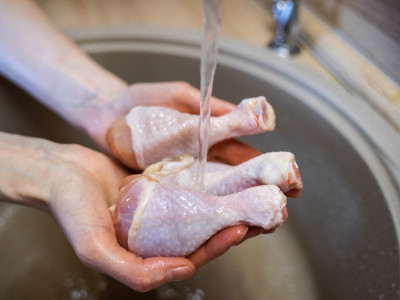 Почему не надо дома мыть сырую курицу из магазина