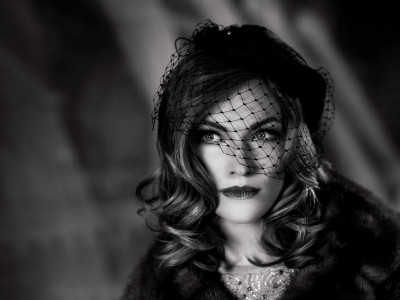 Сестры откопали на чердаке фото бабушки и удивились