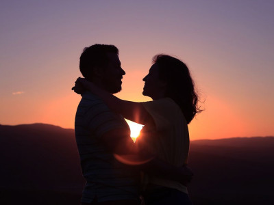 10 причин, почему пожилые мужчины предпочитают молодых дам