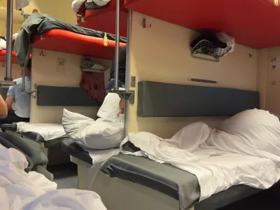 Поездка станет пыткой: какие полки в плацкарте не брать