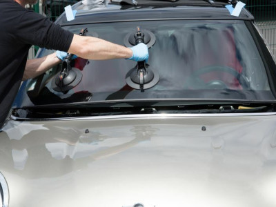 Водителей предостерегли от замены лобового стекла