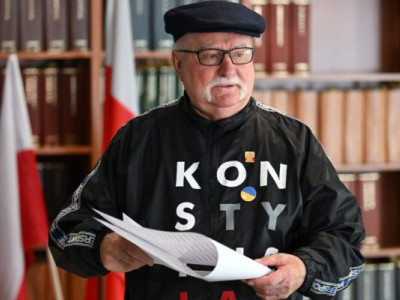 «Отказываю в поддержке»: Валенса снял с груди украинский флаг