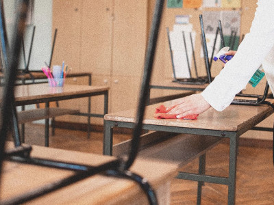 «Мужчин не напрягают — их и так мало». Учителя — о том, как во время отпуска им пришлось работать в школе. И что их заставляют делать летом