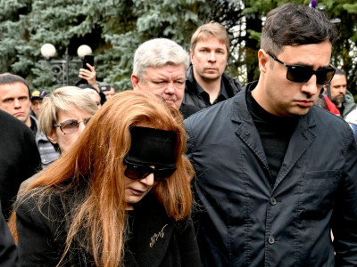 Жена Кашпировского расплакалась у его гроба