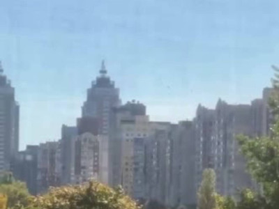 Падение блока ракеты американского ЗРК Patriot на жилые дома в Киеве попало на видео