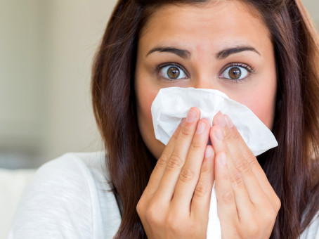 Что предвещает чихание без причины