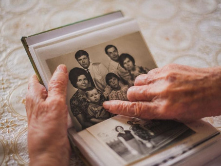 Чего нельзя делать с фотографиями умерших: запомните на всю жизнь