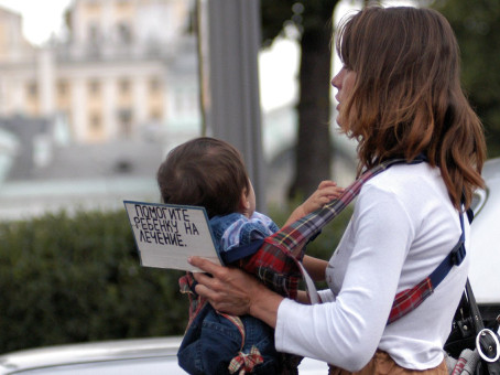 Почему ребенок всегда спит на руках у попрошаек