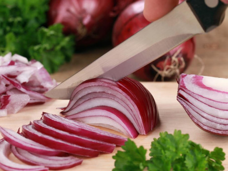 Хитрый трюк, как резать лук без единой слезинки