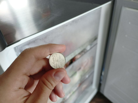 Перед тем, как выйти из дома, оставьте монету в морозилке