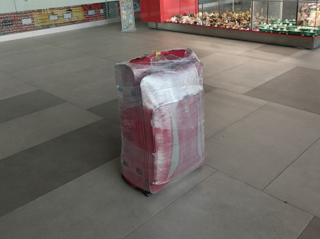 Коробка стояла в аэропорту 7 дней, пока в щель не заглянули