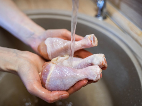 Почему не надо дома мыть сырую курицу из магазина