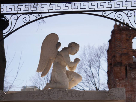 Что нельзя делать на кладбище: очень плохая примета