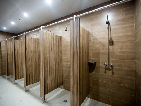 Почему в общественных душевых кабинках нет дверей