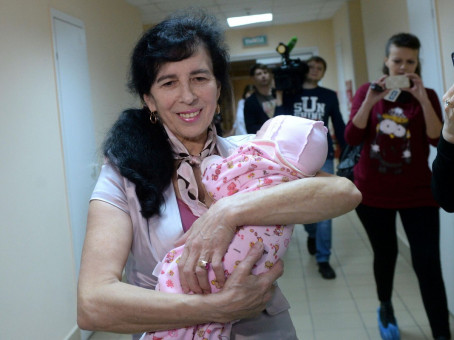 «Меня путают с бабушкой»: как живет родившая в 60