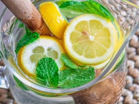 Зачем начинать день со стакана воды с лимоном?