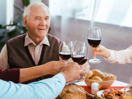 Учёные: алкоголь и кофе помогут дожить до 90 лет