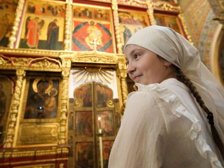 Могут ли женщины заходить в храм в брюках