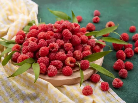 Чем полезна и вредна малина для здоровья человека