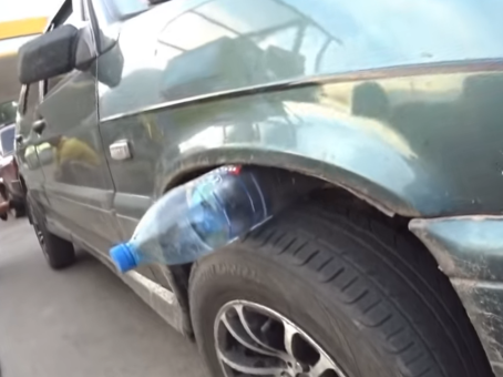 Пластиковая бутылка на колесе машины - опасный сигнал