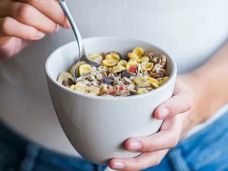 Не всем полезно: кому нельзя есть овсянку на завтрак