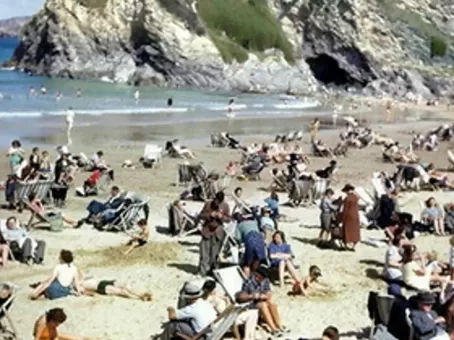 На снимке 1943 года разглядели «путешественника во времени» со смартфоном