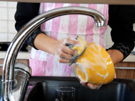 Почему в гостях нельзя мыть посуду?