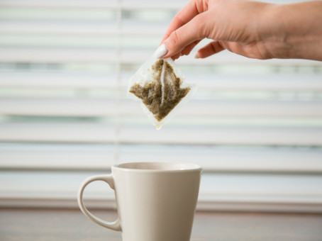 Посадите в саду пакетик чая и произойдёт удивительное