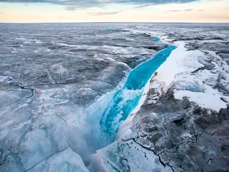 Появление голубых озер в Антарктиде напугало ученых