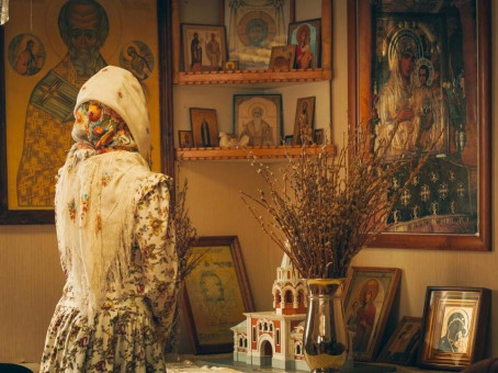 Можно ли ставить фотографии рядом с домашними иконами