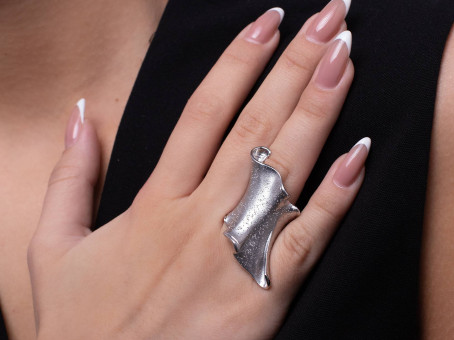 Серебро чернеет на вас неспроста