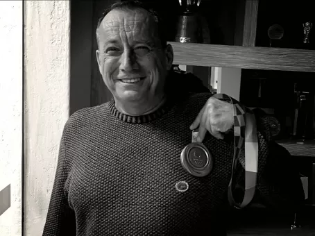 Знаменитый экс-политик застрелен на похоронах собственной матери