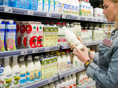 Зачем продавцы стучат по молоку, выкладывая на полки