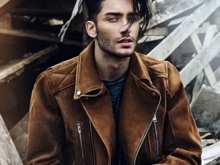 Мальчика дразнили в школе, а теперь о нем мечтает любая женщина