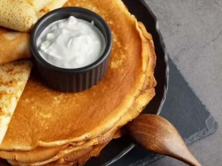 Названы два вида самых вредных начинок для блинов