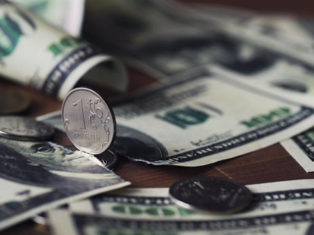 В России оценили прогноз по курсу рубля к концу 2026 года