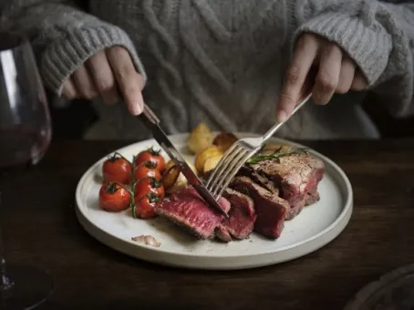 Почему опасно есть сырое мясо и рыбу