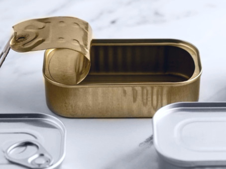 Открыли и погибли: страшная находка в пайках военных Ирана