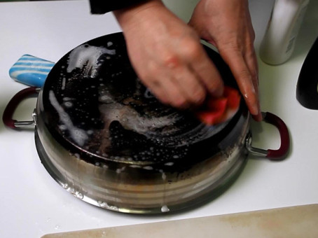 Гарь с кастрюли отходит без химии: проверенный метод без царапин