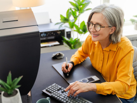 Названы отрасли, где востребованы специалисты старше 50 лет