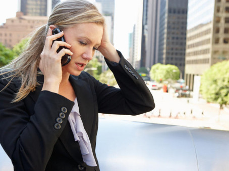 Крадут энергию через телефон: каких людей нужно блокировать сразу