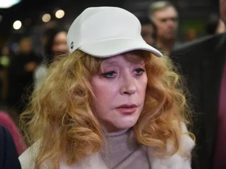 Сгорбилась и с трудом ходит: у покинутой мужем Пугачевой проблемы