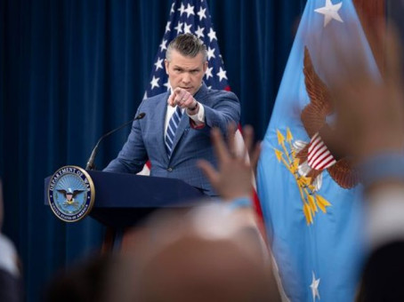 Раскол в США: главу Пентагона изгоняют за один приказ