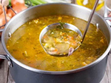 Каждая ложка - удар по почкам: врач назвал самые опасные супы