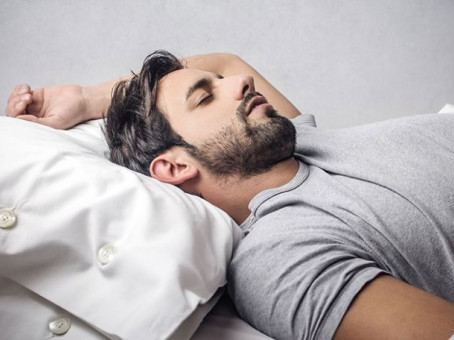 Названа поза для сна, спасающая сердце